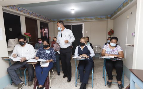 Una treintena de maestros que perdieron su trabajo, cuando la escuela dejó de funcionar, fueron reintegrados y ahora se capacitan para impartir enseñanza desde marzo.