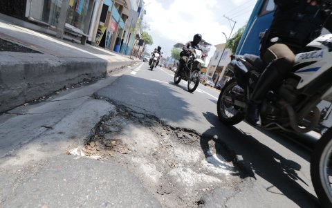 Las dificultades para desplazarse por la ciudad la sienten todos: vehículos, motos, ciclistas y peatones. 

Agencia (ag-extra)