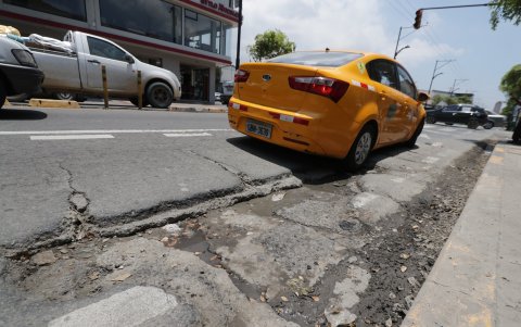 En el centro de Guayaquil, son varias las calles cuyo estado es lamentable.