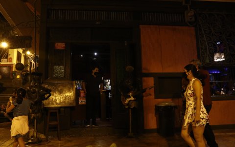 Ambiente. El cerro Santa Ana intenta levantarse tras un año de restricciones que dejan al sector del entretenimiento nocturno sumido en una crisis.