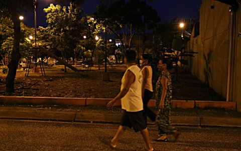 Parques. Pocas familias se atreven a recorrerlos. En ellos, además de faltar iluminación, se instalan los consumidores de drogas.