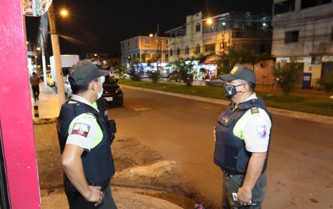 De 18:00 a 21:00, los agentes circulan a pie por los sectores más conflictivos del barrio.