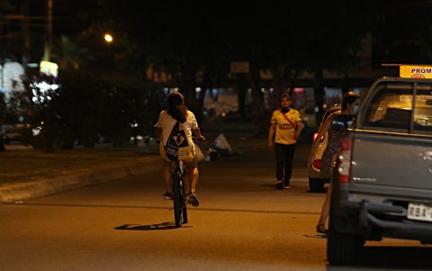 En un entorno oscuro y desolado, los jóvenes hacen deporten en las calles de la ciudadela.