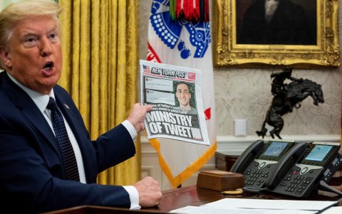 Fotografía de archivo que muestra a Trump mostrando una noticia sobre Twitter publicada por el diario New York Post y ofrece declaraciones públicas previo a firmar una orden ejecutiva contra Facebook, Google y Twitter.