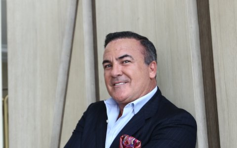 Gustavo trabaja en el Municipio y en radio.