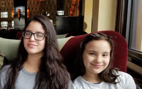 Sus hijas Ana Victoria y Julia Raquel.