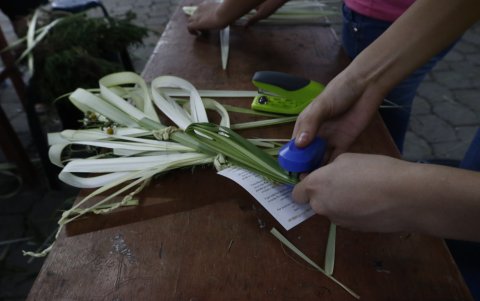 Elaboración. Más de 1.000 ramos se venderán en una iglesia de Mucho Lote 1, es parte de la tradición de este Domingo de Ramos.