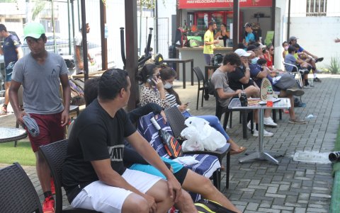 Varias personas llegaron a ver la competencia en las canchas de Pádel Ecuador en vía Samborondón.