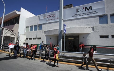 CIUDAD JUÁREZ. Miles de migrantes centroamericanos malviven en albergues en Ciudad Juárez a la espera de un milagro para seguir viaje a EE. UU.