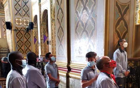 Los futbolistas del cuadro militar durante la visita al santuario.