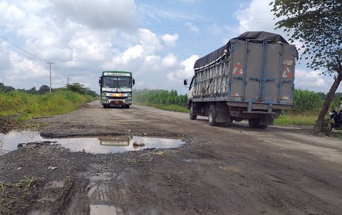 Hecho. El estado de la carretera es deplorable, los huecos son enormes.