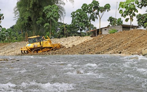 La Prefectura ha intervenido en algunos cantones para ayudar a que el agua corra.