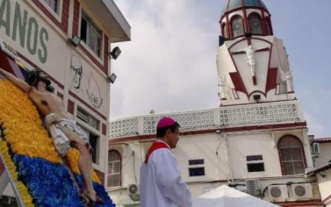 Monseñor Luis Cabrera junto a la imagen del Cristo del Consuelo durante la grabación del rezo de las estaciones del Víacrucis