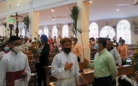 El ingreso en la primera de las cinco misas oficiadas este domingo en el templo del Cristo del Consuelo.