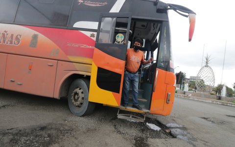 En algunos puntos, los vecinos han tapado los huecos con piedras para reducir el impacto en las vías.