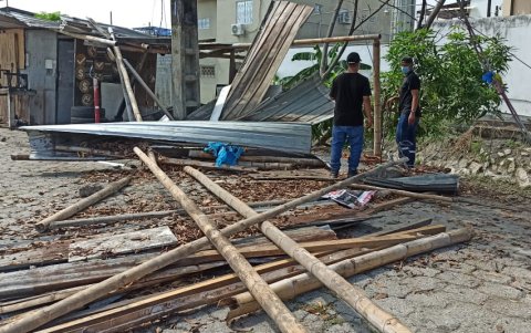 También se retiraron espacios que servían de garajes improvisados.