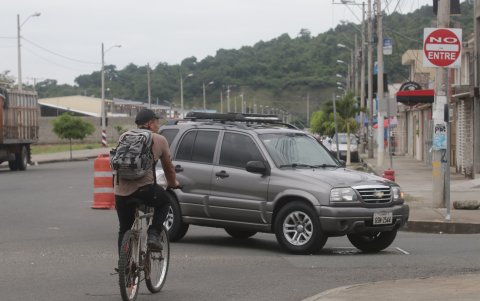 Tránsito. Hay puntos conflictivos donde ir en bici resulta una actividad de alto riesgo.