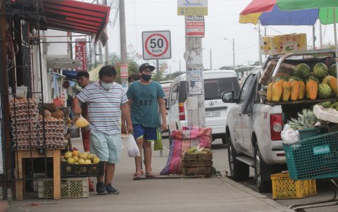 Escenarios. Sobre las aceras hay mesas, letreros y otros negocios que obstaculizan el tránsito de los peatones.