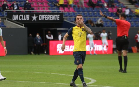Damián Díaz por poco pone la tercera conquista para la Tricolor.