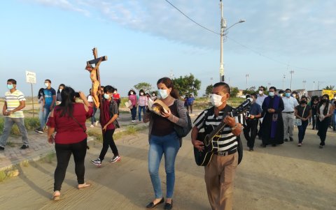 Música. En el recorrido con guitarra en mano, los fieles entonaban cánticos religiosos.