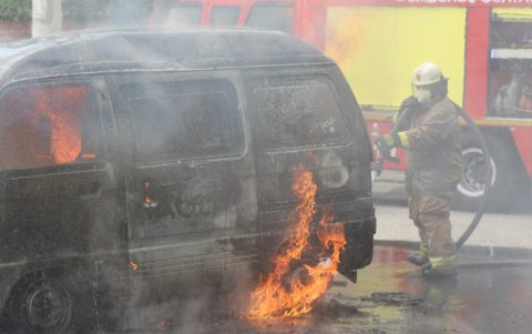 Las llamas arruinaron esta furgoneta y dejaron un hombre herido.