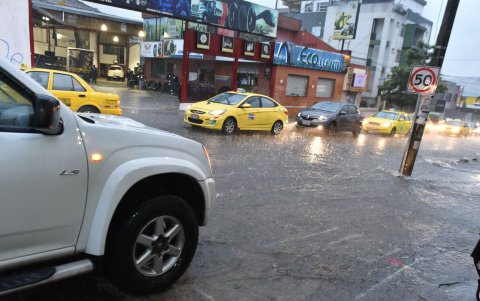La Epmaps señala que se llevan a cabo trabajos de mantenimiento y limpieza de sumideros, pero que no son soluciones definitivas.