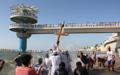Desde el mirador y el malecón de Ballenita, los feligreses observaron el rito religioso.