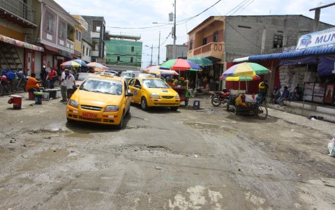 Este es el estado de las calles que conducen al mercado central de La Libertad.  El problema es el mismo cada año, desde hace dos décadas, afirman los residentes.