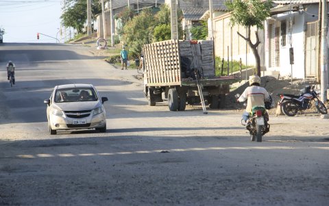 En prácticamente todas las calles secundarias, el asfalto luce desgastado.
