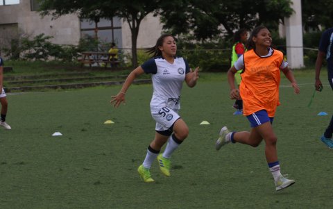 Kiara Moreira (i) es una de las cartas ofensivas del Guayaquil City.