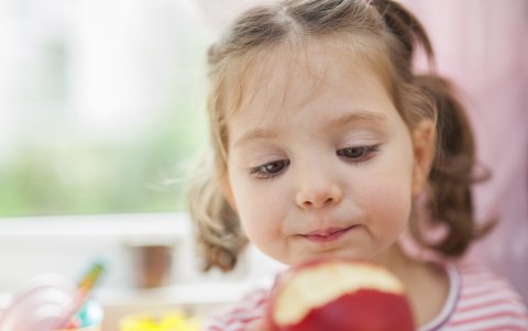 Pruebe a darles frutas al natural en lugar de dulces.