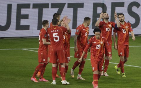 Los jugadores de Macedonia celebran uno de los tantos ante los alemanes.