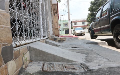 Necesidad. Ante la falta de atención municipal, los vecinos han condicionado las aceras a las necesidades de su familia, algunas tienen rampas.