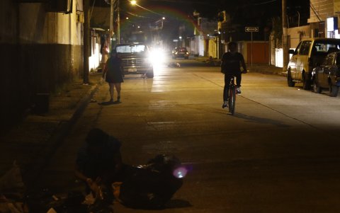 Iluminación. Es escasa en todo el barrio.