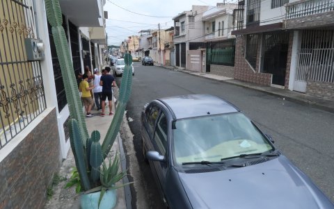 En las aceras incluso hay maceteros que impiden el paso a los vecinos.