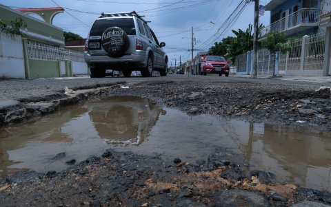 Así permanecen algunas calles del vecindario, con baches.