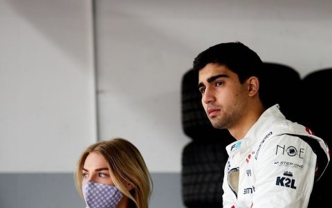 Con su novia Mette Hogh, quien lo ha acompañado durante el largo proceso de recuperación.