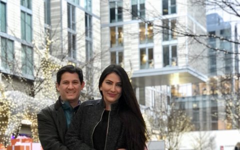 Con su novio José Velásquez. Un amor que marcha al ritmo del periodismo y la distancia.