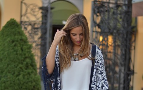 Utilícelo sobre un total look y logrará un outfit chic y moderno.