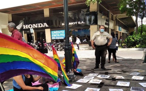 Los manifestantes al pie de la Fiscalía pidiendo que se abra la investigación en los casos no esclarecidos.