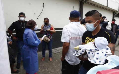 Preocupación. Entre diciembre y febrero los padres recorrían los centros de salud, con los niños en brazo, buscando vacunas como la pentavalente.