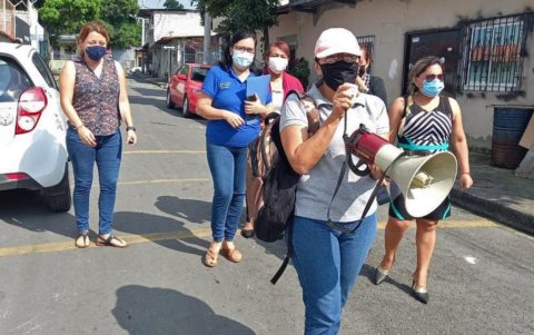 Los maestros utilizaron megáfonos para ser escuchados durante la jornada de búsqueda.
