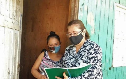 Al llegar a las casas de los niños, las maestras entregan a los padres el material pedagógico y ayudaban a los niños a elaborar el portafolio.