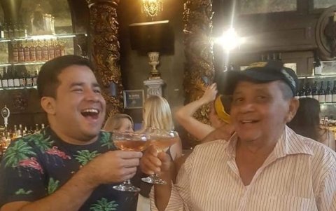 El presentador con su padre Darío.