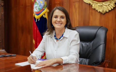 María Augusta Hermida, rectora de la Universidad de  Cuenca, la primera mujer en desempeñar ese cargo en la institución.