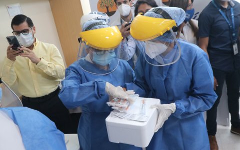 Administraciòn de la vacuna para el COVID-19, a personal de la primera lìnea