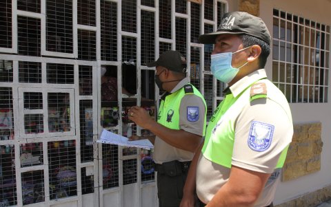 Miembros de la Policía visitan a los moradores de la ciudadela para establecer estrategias que ayuden a reducir la inseguridad.