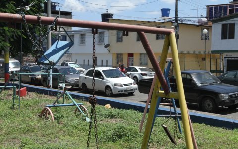 Las áreas verdes están abandonadas; no sirven para ser visitadas por los niños, pues los consumidores de drogas las han convertido en sus lugares de descanso.