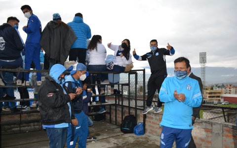 Los aficionados agrupados en una de las terrazas para uno de los partidos del Macará.