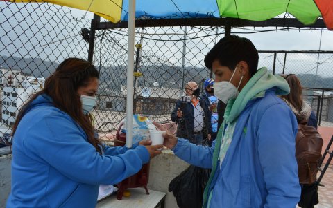 Silvia López se encarga de la venta de aperitivos.